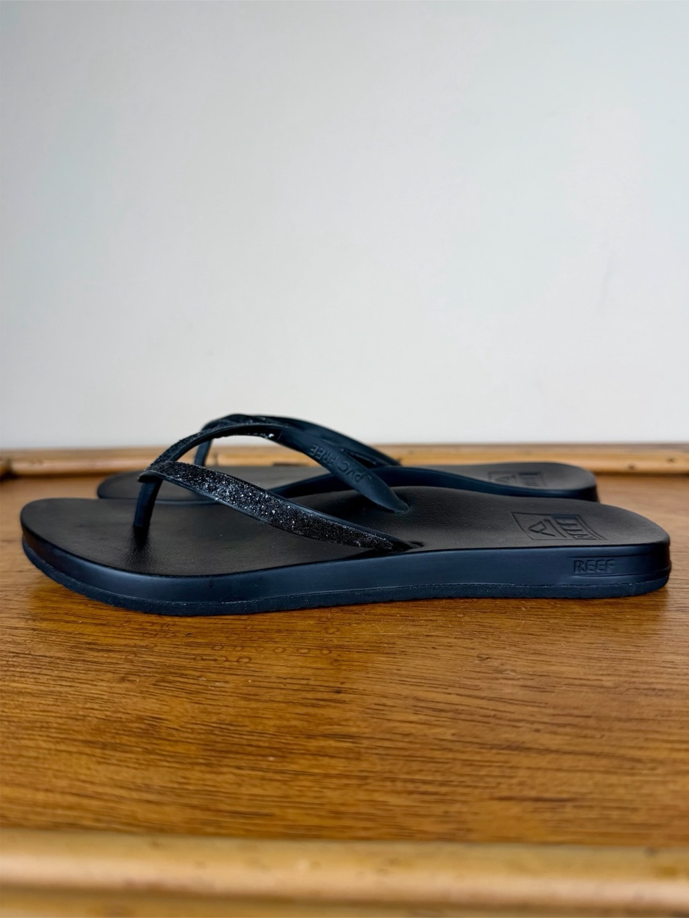 NEW Reef Cushion Stargazer Women’s Flip Flop Size 5 Black Sparkle